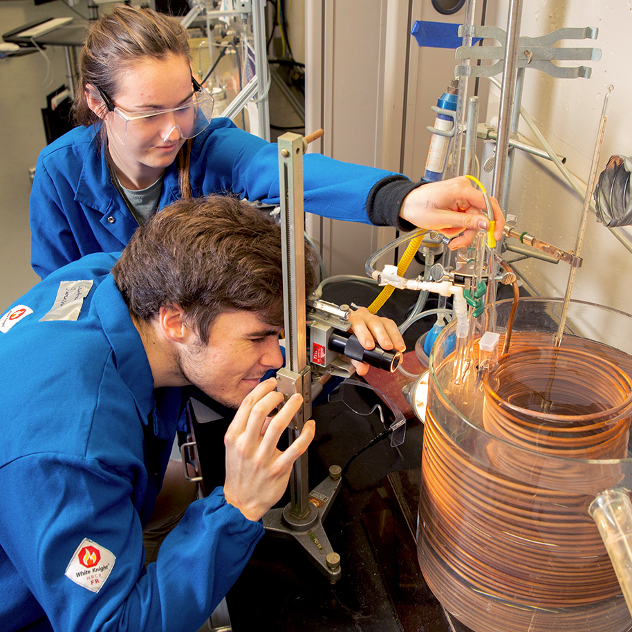 CBE undergrads in Schleckser Family Unit Operations Laboratory